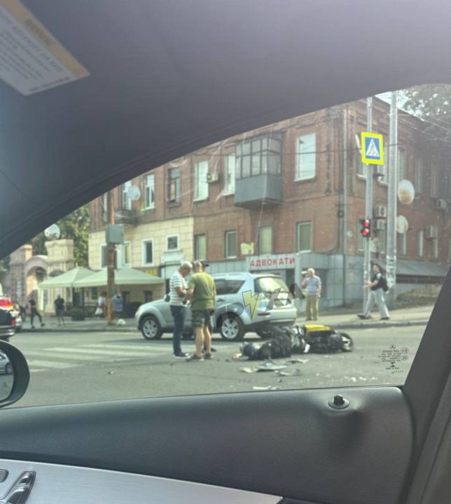 У Дніпрі сталося ДТП за участю мотоцикла