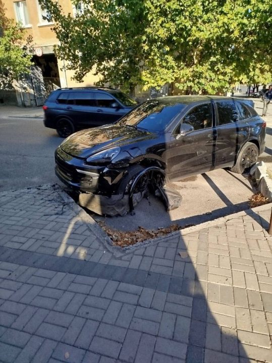 "Миттєву карму" в дії: у Дніпрі водій Porsche потрапив в аварію через недотримання правил дорожнього руху