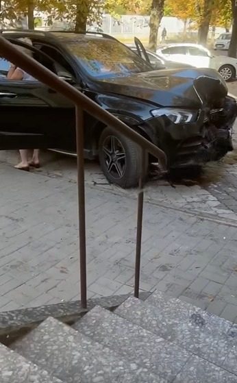 У Дніпрі водійка збила чоловіка на тротуарі: постраждалий помер у лікарні