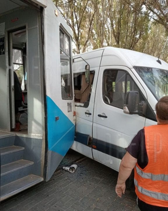 У Дніпрі зіткнулися трамвай та маршрутка: рух ускладнено