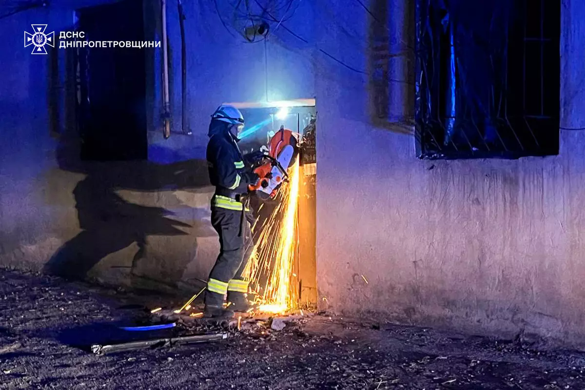 В Днепре во время ликвидации пожара в многоэтажке спасли 4 человек - рис. 1