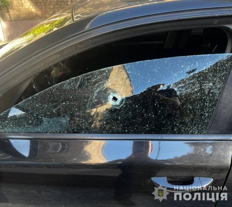 У Кривому Розі невідомі обстріляли цивільне авто з вогнепальної зброї: двоє людей поранені 