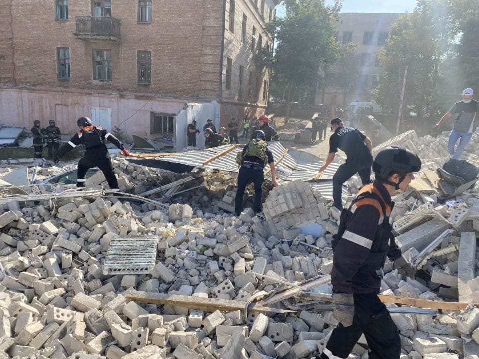 У Кривому Розі з-під завалів зруйнованої будівлі дістали тіла ще двох загиблих - рис. 2