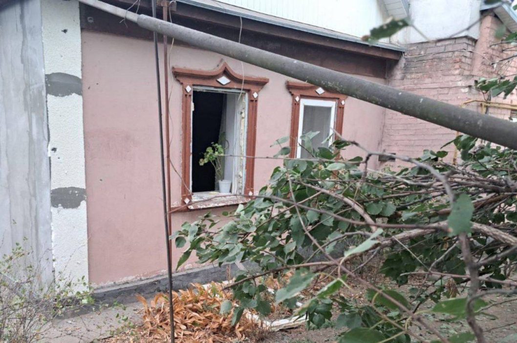 У Нікополі внаслідок артобстрілу окупантів постраждала 48-річна жінка  - рис. 2
