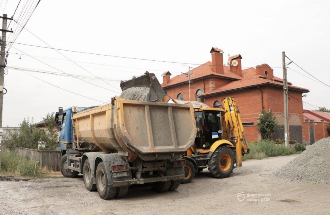 Дніпро продовжує оновлювати аварійні дороги для безпеки пасажирів і водіїв - рис. 5