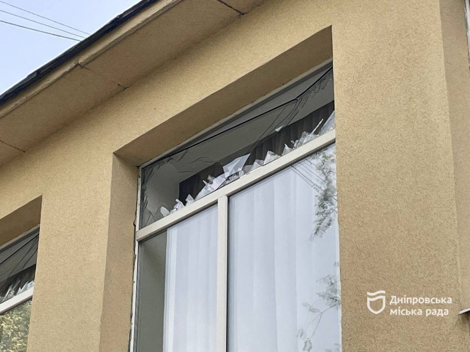 Через ракетну атаку росіян по Дніпру понівечено заклади освіти та 15 будинків - рис. 3