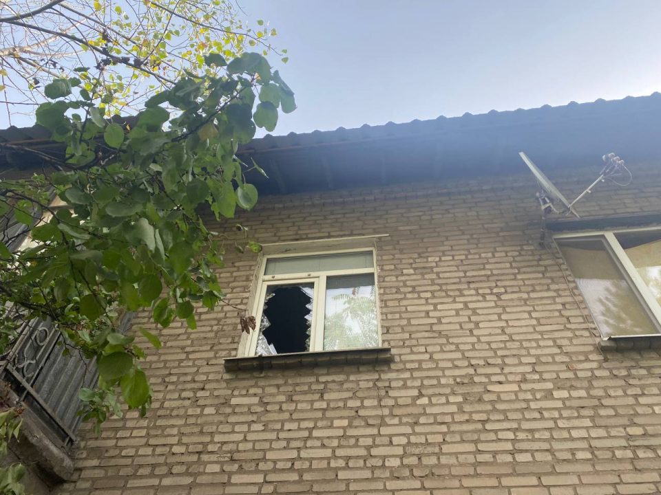 Через ракетну атаку росіян по Дніпру понівечено заклади освіти та 15 будинків - рис. 1