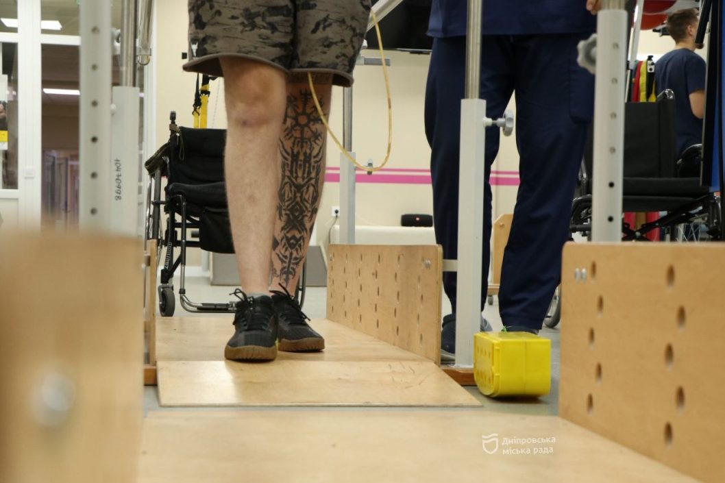 В реабилитационном центре Днепра ставят на ноги военного ЗСУ Юрия - рис. 2