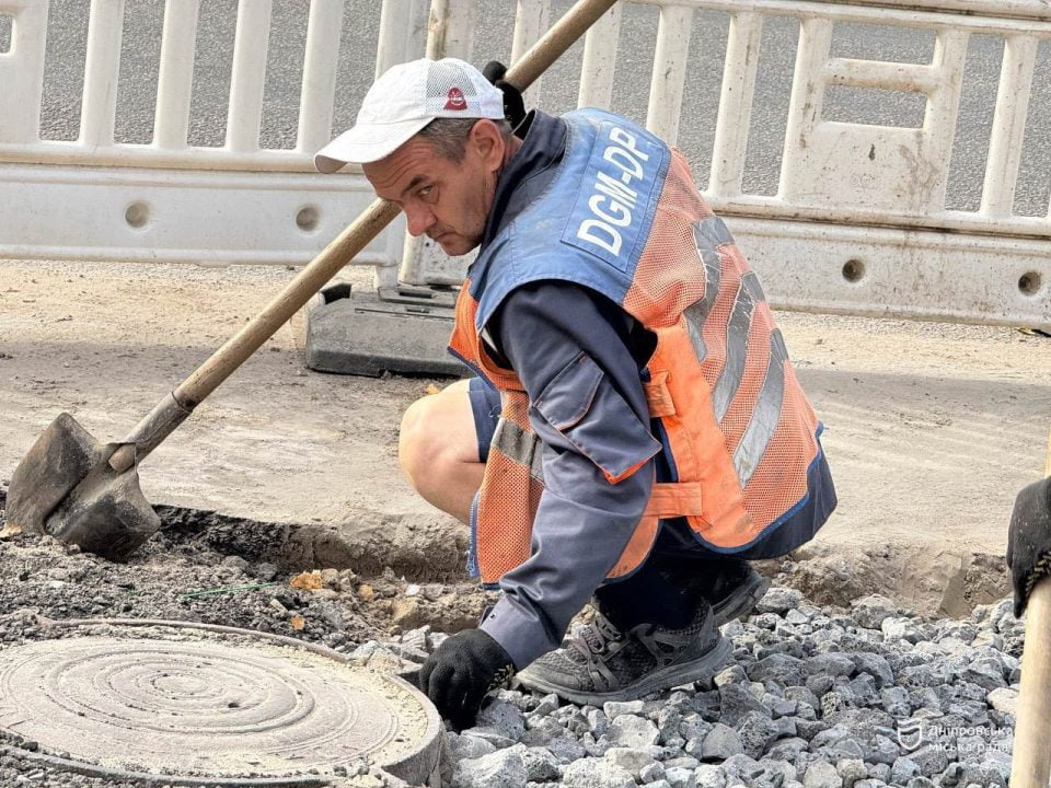 Аби калюж і підтоплень не було: у Дніпрі ремонтують черговий колектор, зведений за радянських часів - рис. 1