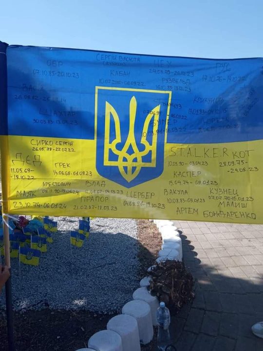 У Дніпрі на площі Єдності створили меморіальний куточок на честь полеглих Героїв - рис. 2