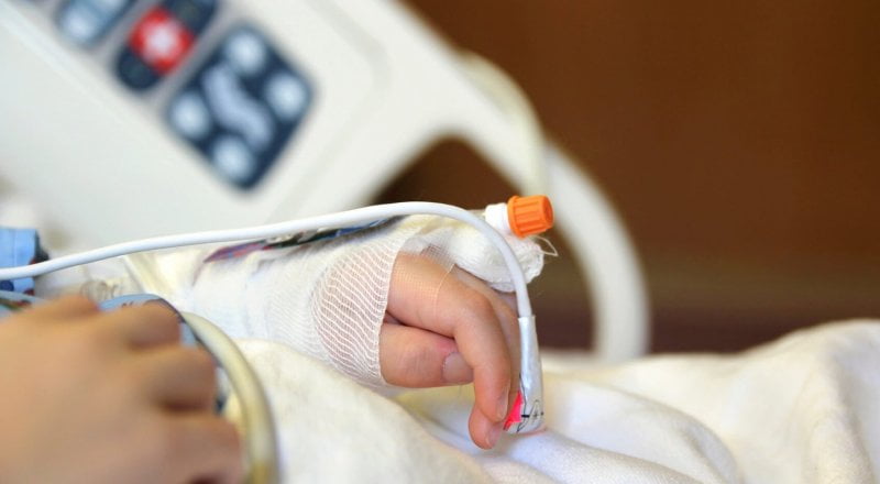 Осколки порезали все тело: в больнице Днепра спасают пострадавшую в результате российского теракта женщину - рис. 1