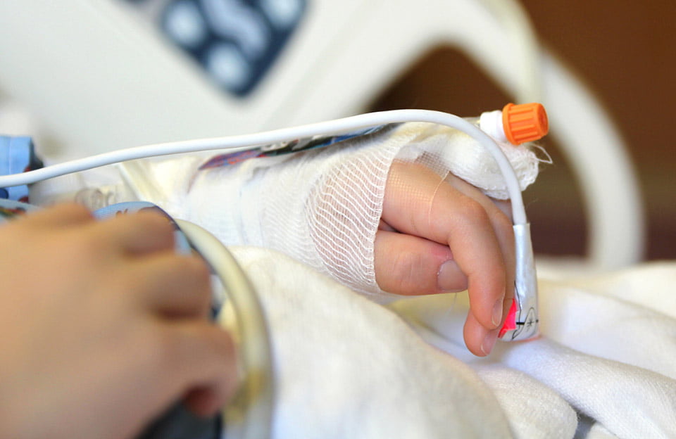 На Днепропетровщине 3-летняя девочка получила ожоги, воткнув в розетку спираль - рис. 1