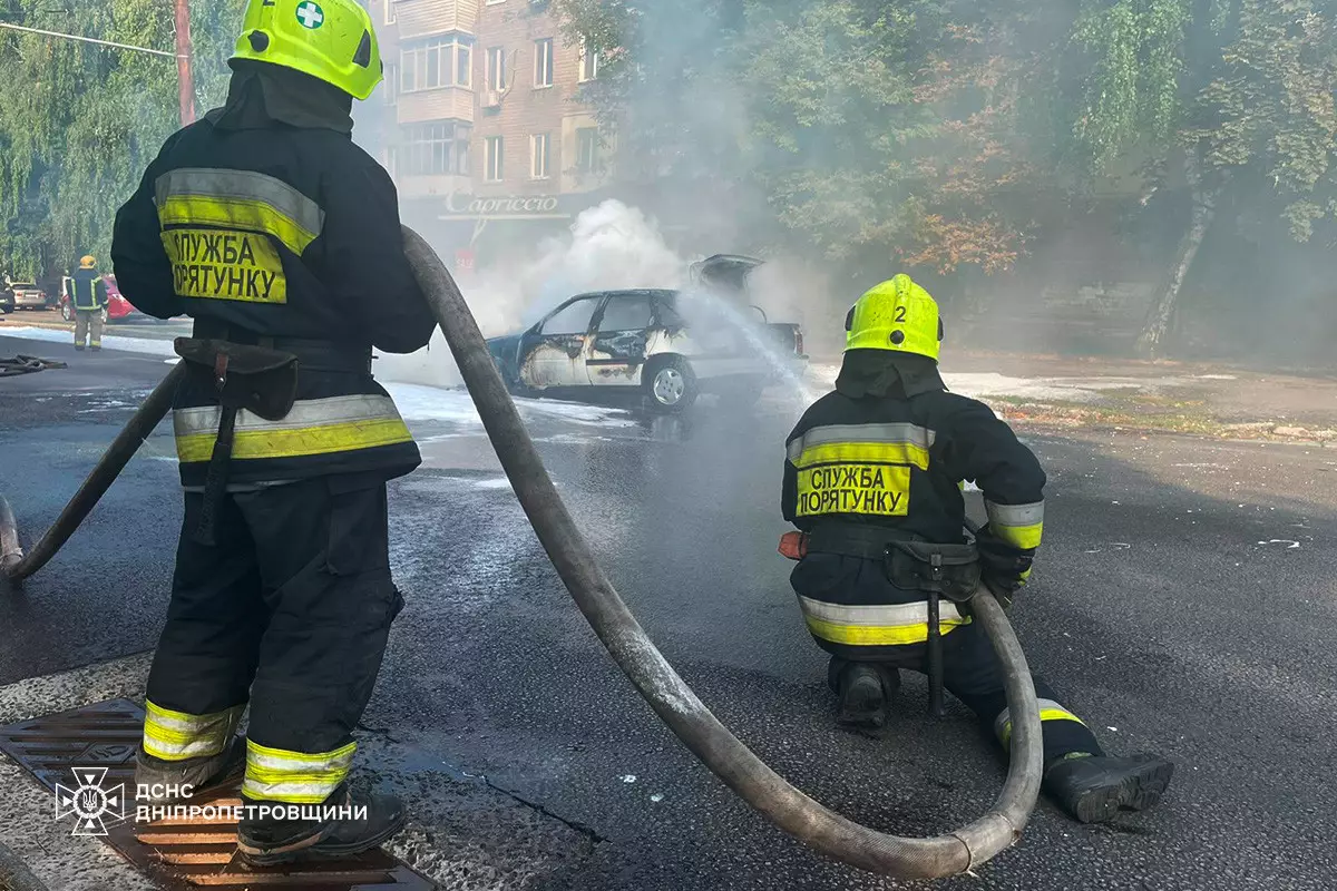 В центре Днепра полностью сгорел легковой автомобиль - рис. 2