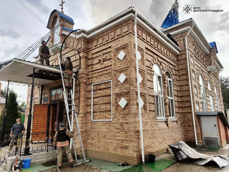 На Дніпропетровщині через ворожий обстріл загорілася церква