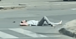 В центре Днепра мужчина прилег отдохнуть посреди проезжей части - рис. 1