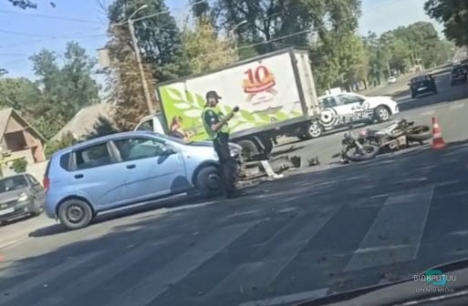 В Днепре Chevrolet сбил мотоциклиста: водителя двухколесного госпитализировали, движение затруднено - рис. 1