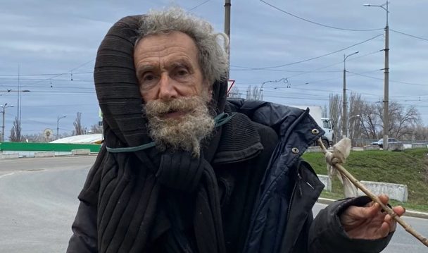 На улице Днепра снова увидели известного деда-бегуна Сашу - рис. 1