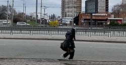 На улице Днепра снова увидели известного деда-бегуна Сашу - рис. 3