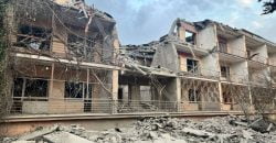 Выбиты окна и разбиты дома: первые кадры последствий ночной атаки по Кривому Рогу - рис. 8