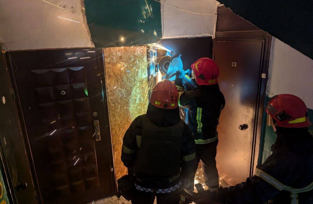 Выбиты окна и разбиты дома: первые кадры последствий ночной атаки по Кривому Рогу - рис. 7