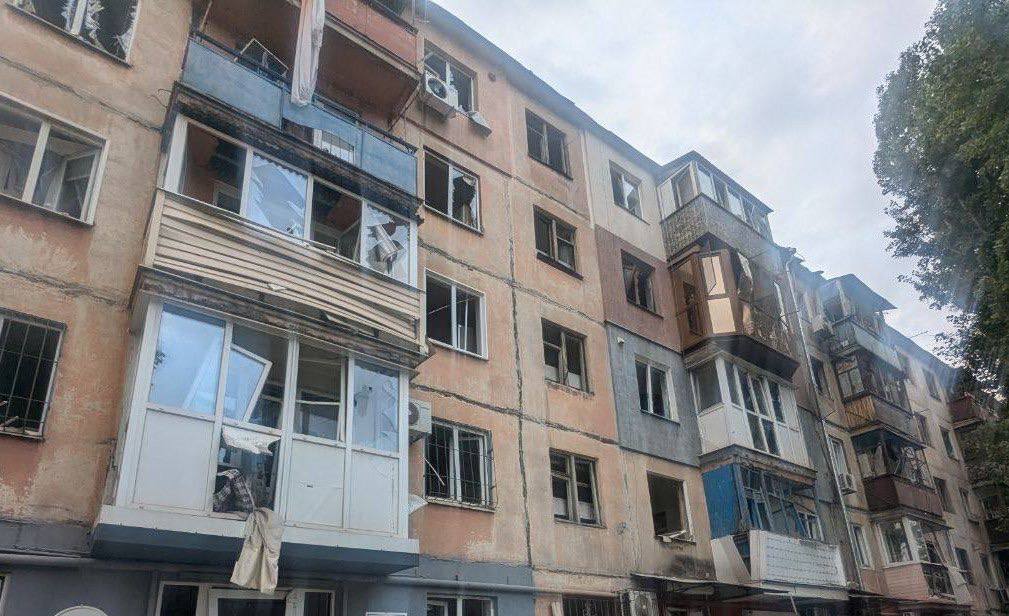 Выбиты окна и разбиты дома: первые кадры последствий ночной атаки по Кривому Рогу - рис. 2