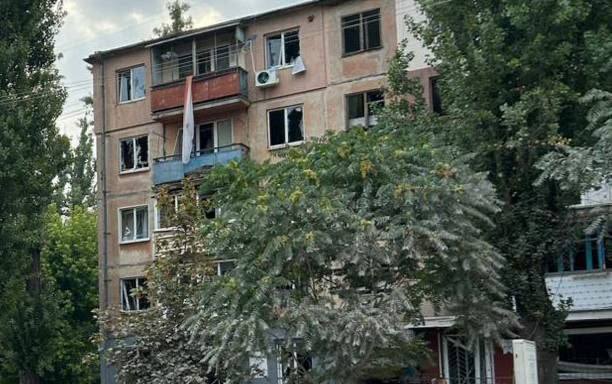 Выбиты окна и разбиты дома: первые кадры последствий ночной атаки по Кривому Рогу - рис. 3