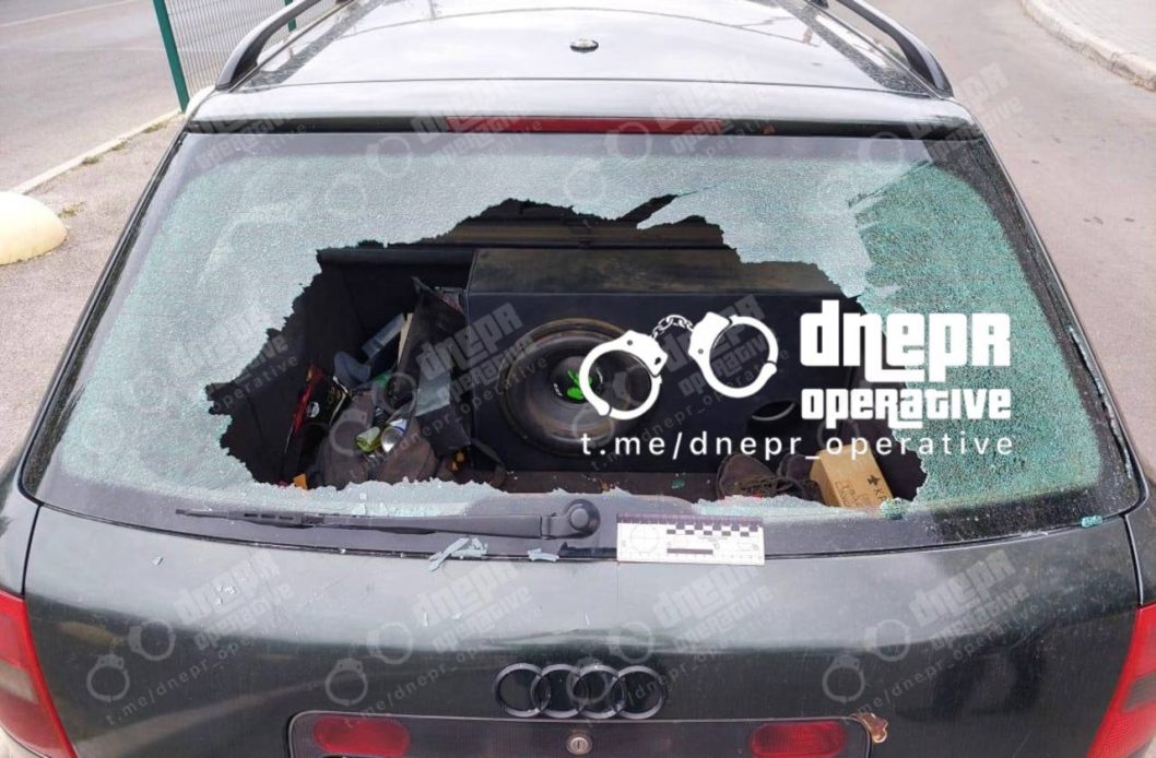 Украли ценные вещи и сняли колеса: в двух районах Днепра владельцы автомобилей стали жертвами грабителей - рис. 1