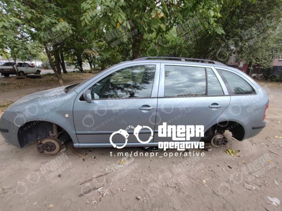 Украли ценные вещи и сняли колеса: в двух районах Днепра владельцы автомобилей стали жертвами грабителей - рис. 2