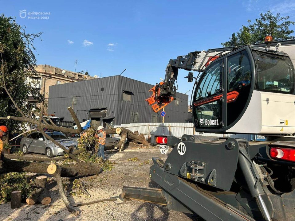 У Дніпрі триває ліквідація наслідків буревію: куди звертатися по допомогу