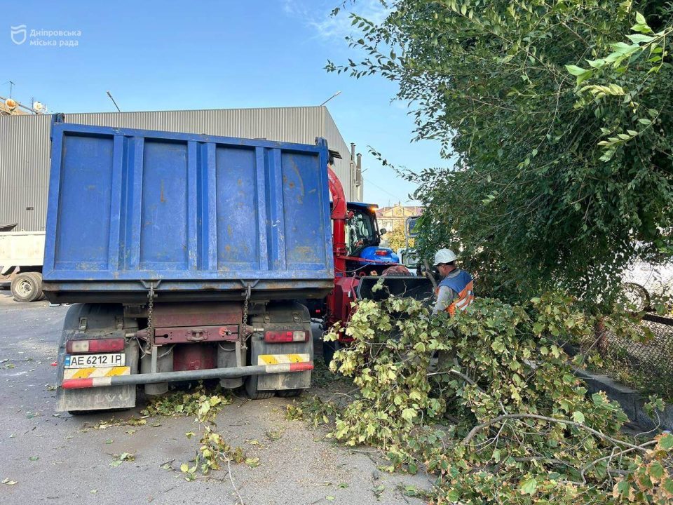 У Дніпрі триває ліквідація наслідків буревію: куди звертатися по допомогу