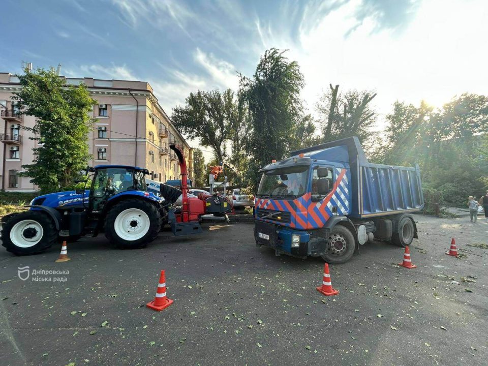 У Дніпрі триває ліквідація наслідків буревію: куди звертатися по допомогу