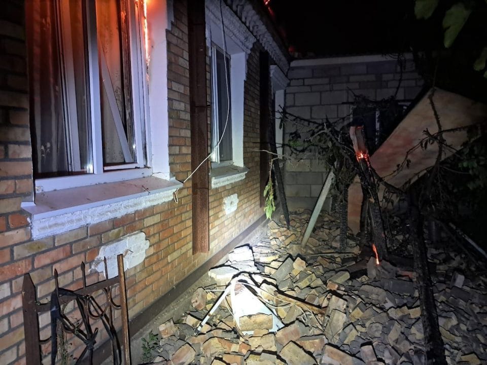 Російські окупанти обстріляли Нікопольщину з артилерії: постраждали двоє чоловіків - рис. 3