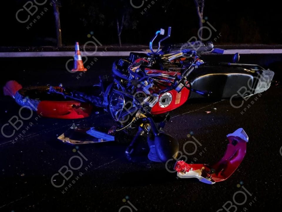 В Кривом Роге на Днепропетровщине такси сбило мотоциклиста: пострадавшего госпитализировали - рис. 1