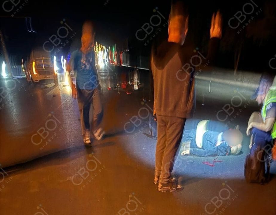 В Кривом Роге на Днепропетровщине такси сбило мотоциклиста: пострадавшего госпитализировали - рис. 2