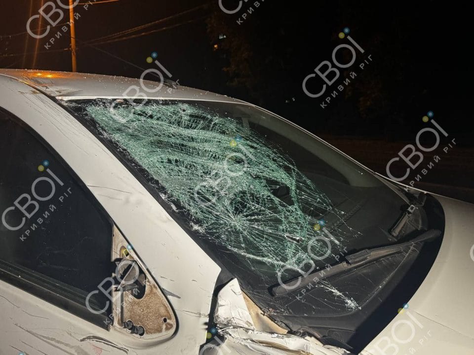 У Кривому Розі на Дніпропетровщині таксі збило мотоцикліста: постраждалого шпиталізували - рис. 5