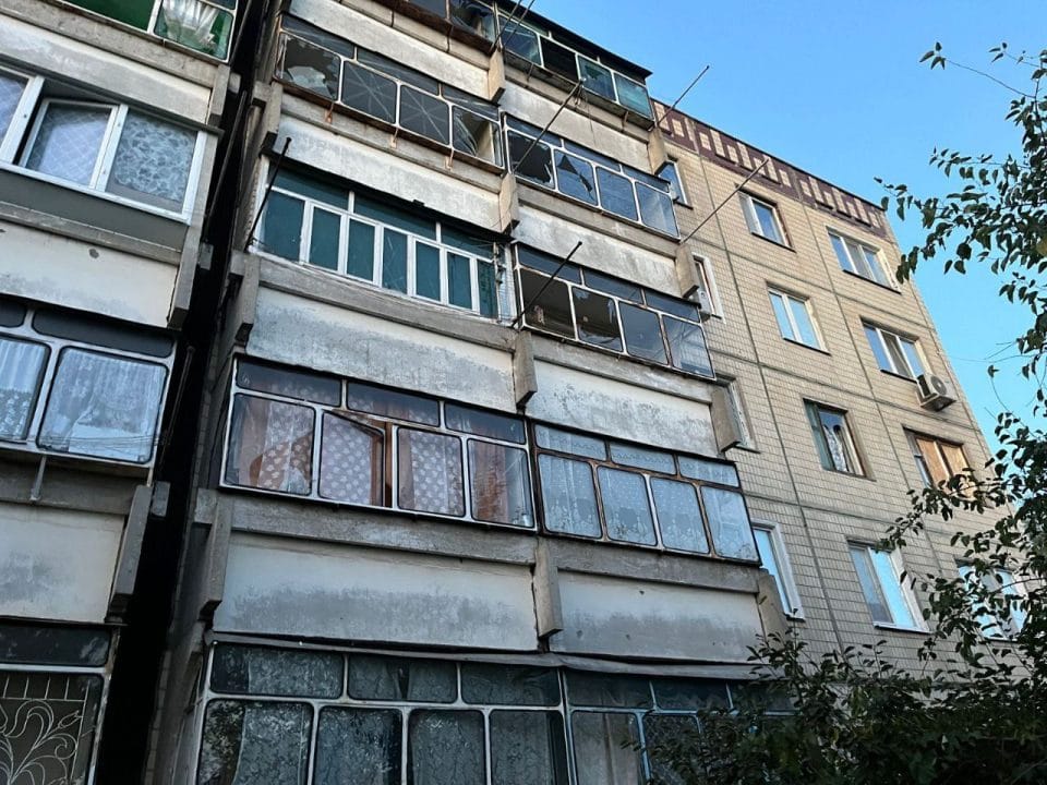 Российские оккупанты повторно ударили по Никополю: пострадала женщина - рис. 1