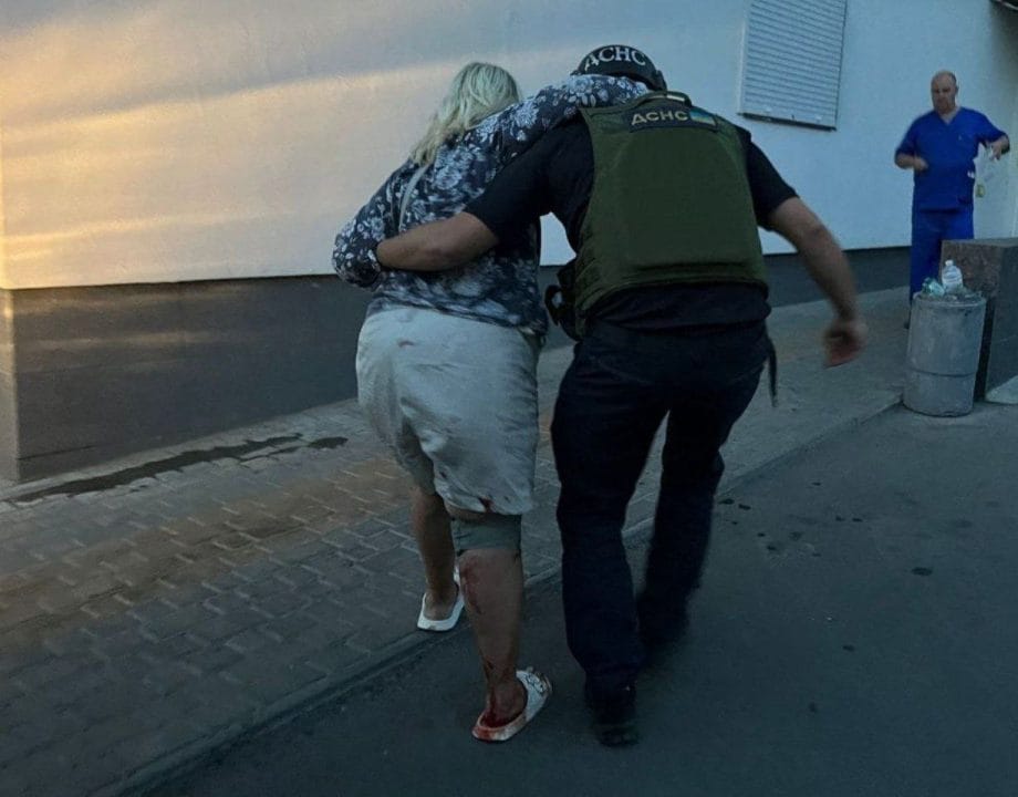 Российские оккупанты повторно ударили по Никополю: пострадала женщина - рис. 2