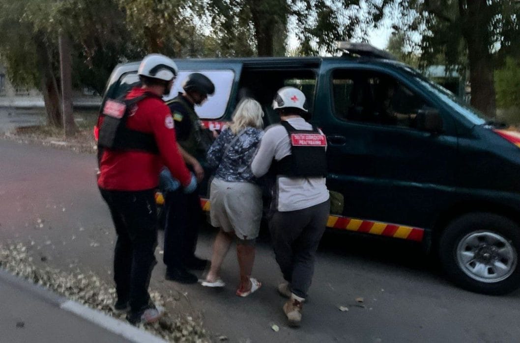 Российские оккупанты повторно ударили по Никополю: пострадала женщина - рис. 3