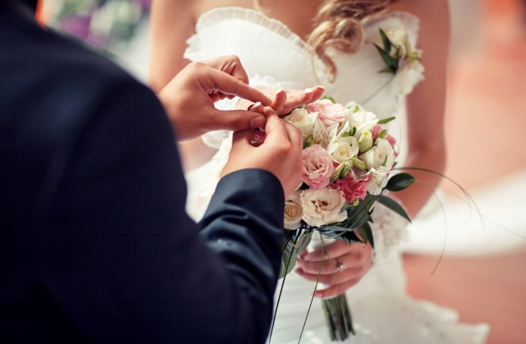 У Британії чоловік організував фальшиве весілля, приховуючи шлюб від нової дружини