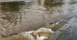 У Дніпрі затопило вулицю через прорив на водогоні