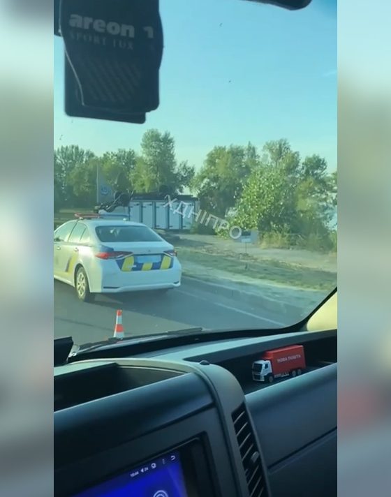 У Дніпрі на набережній перекинулася вантажівка