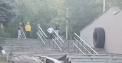 В парке Днепра подростки швыряли колесо от трактора по лестнице - рис. 10