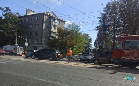 В Днепре Chevrolet сбил мотоциклиста: водителя двухколесного госпитализировали, движение затруднено - рис. 2