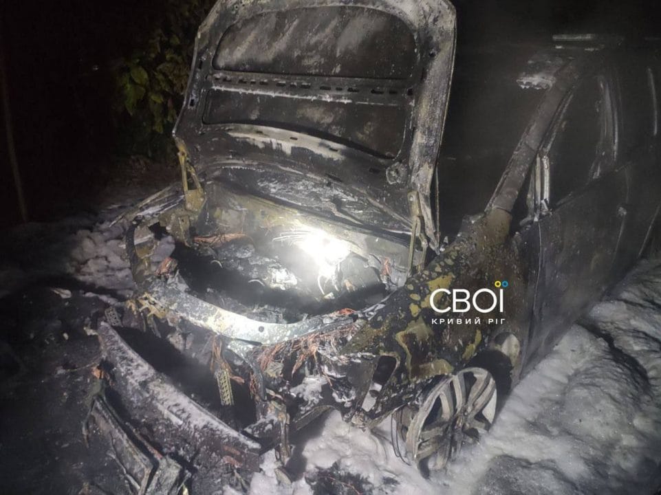 У Кривому Розі згоріли дві автівки: можливий підпал