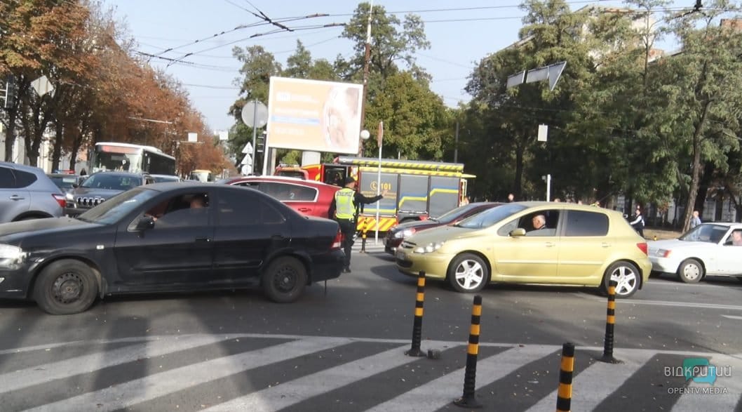 Дніпро до Дня захисників та захисниць зупинився на загальнонаціональну хвилину мовчання