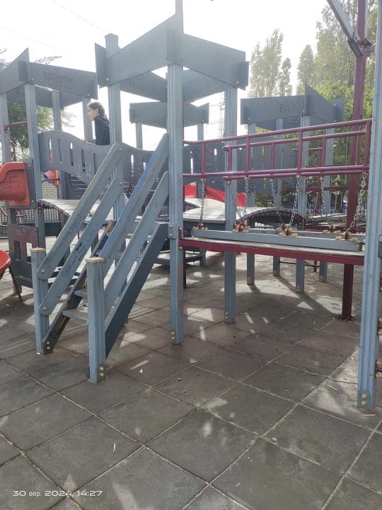 Хлопчик ледь не поранив спину об саморізи: у Дніпрі батьки скаржаться на аварійний дитячий майданчик  - рис. 1