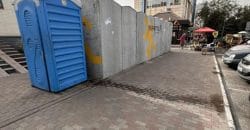 Вытекает прямо на тротуар: жители Днепра жалуются на вонь от биотуалета - рис. 2