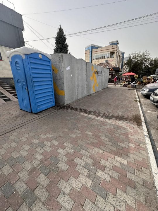 Витікає прямо на тротуар: дніпряни скаржаться на сморід від біотуалету біля ТЦ