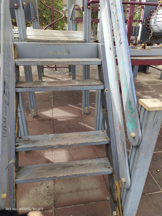 Хлопчик ледь не поранив спину об саморізи: у Дніпрі батьки скаржаться на аварійний дитячий майданчик  - рис. 2