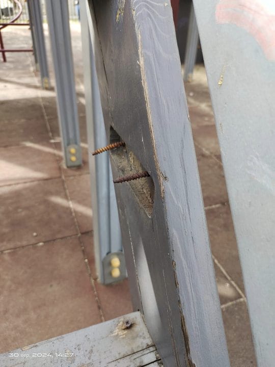 Хлопчик ледь не поранив спину об саморізи: у Дніпрі батьки скаржаться на аварійний дитячий майданчик  - рис. 3